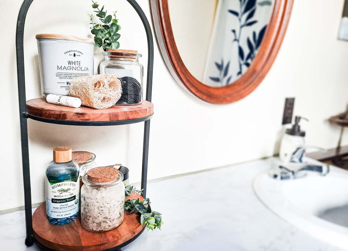 7 Items to Include in Your Bathroom Tray Décor