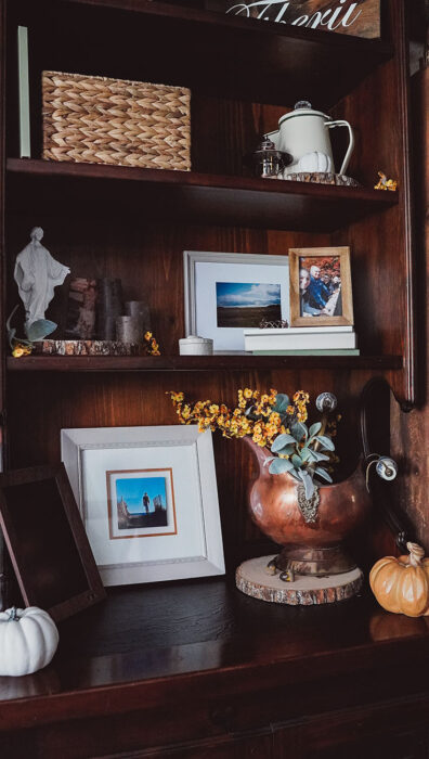 Bookshelf Décor and Modern Farmhouse DIY Picture Frame Idea