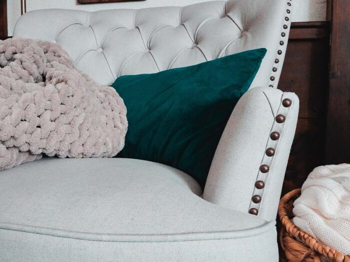 5 Steps to Transform Your Living Room with a Farmhouse Accent Chair